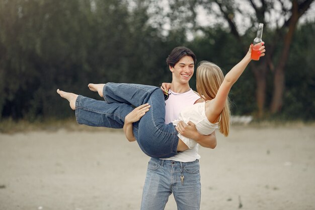 Couple, amusant, plage, boissons