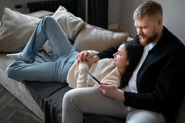 Couple à angle élevé allongé sur un canapé