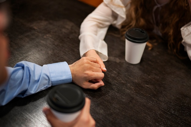 Photo gratuite couple à angle élevé ayant une date de librairie