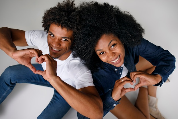 Couple à angle élevé avec des coiffures afro