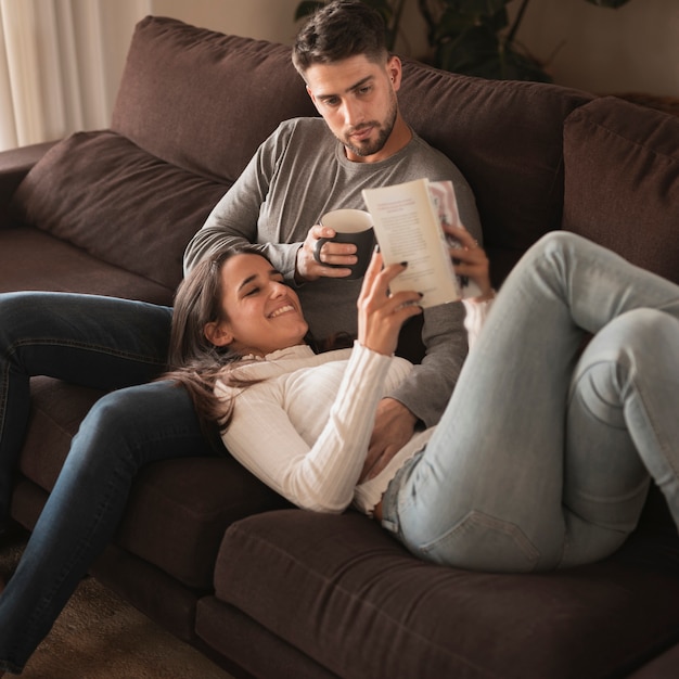 Couple d'angle élevé profiter de temps à la maison