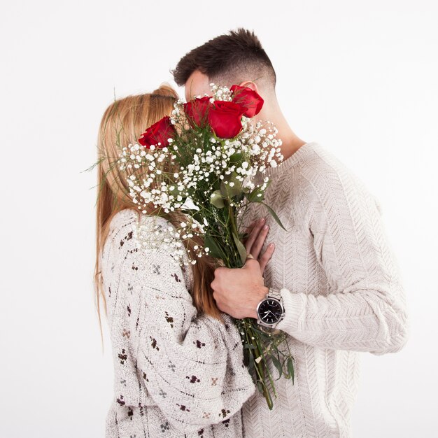 Couple anonyme avec des fleurs