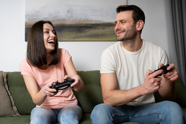 Couple appréciant jouer au jeu vidéo