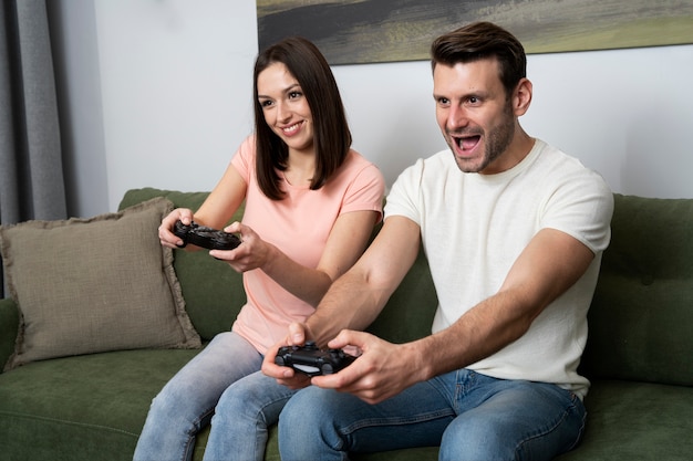 Couple appréciant jouer au jeu vidéo