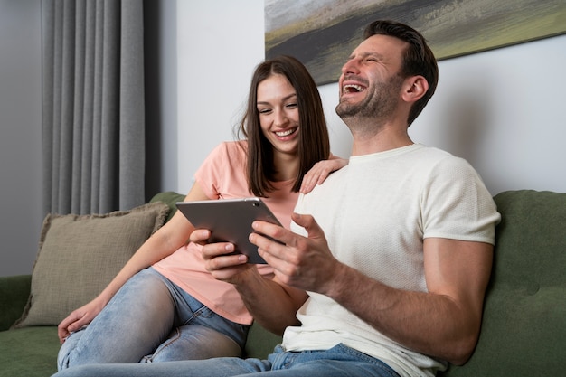 Photo gratuite couple appréciant jouer au jeu vidéo