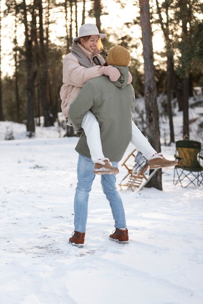 Photo gratuite couple appréciant leur camp d'hiver