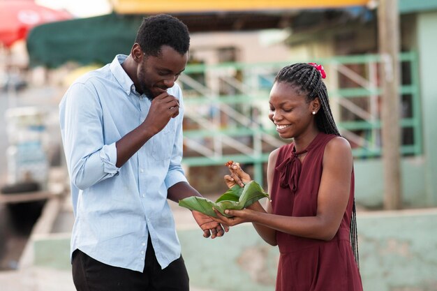 Couple appréciant de la nourriture de rue ensemble