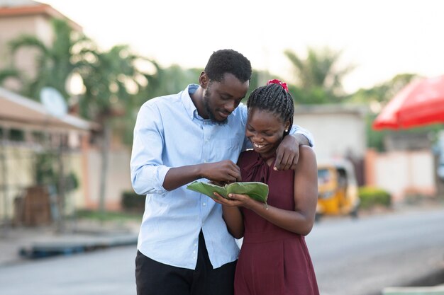 Couple appréciant de la nourriture de rue ensemble