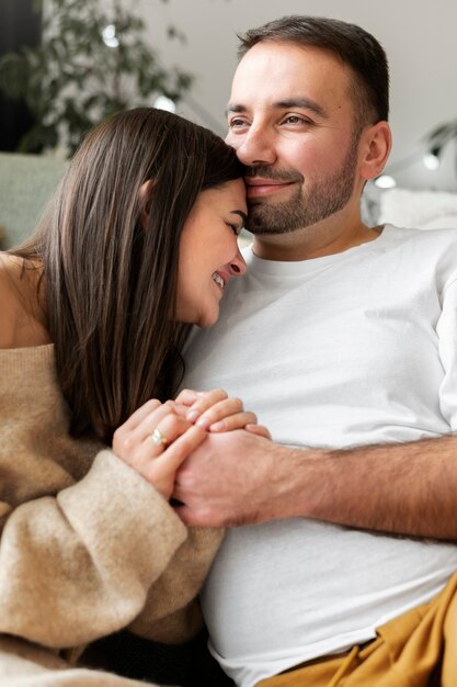 Couple appréciant le style de vie à la maison d'hiver