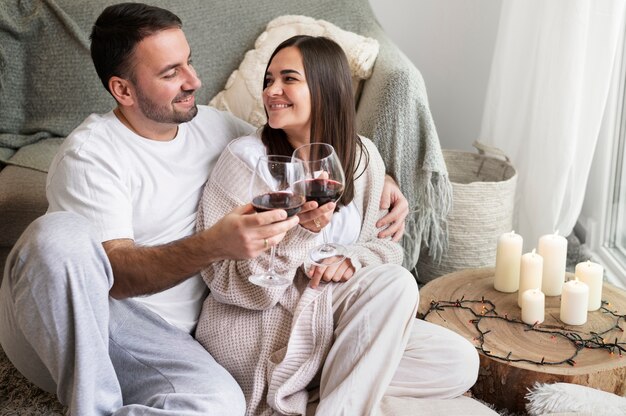 Couple appréciant le style de vie à la maison d'hiver