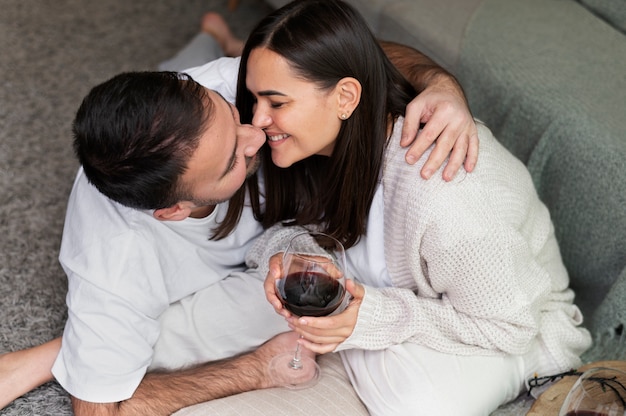 Couple appréciant le style de vie à la maison d'hiver