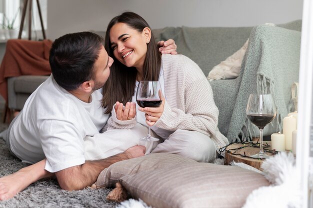 Couple appréciant le style de vie à la maison d'hiver