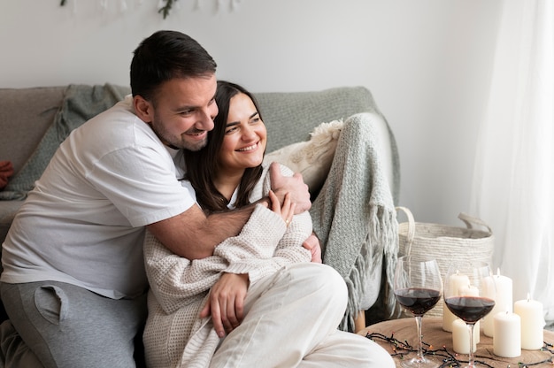 Couple appréciant le style de vie à la maison d'hiver