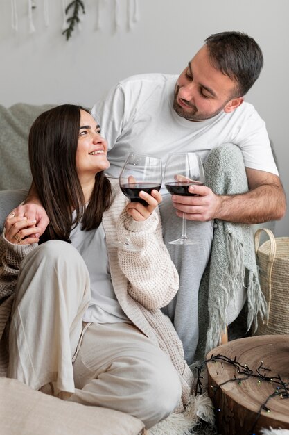 Couple appréciant le style de vie à la maison d'hiver