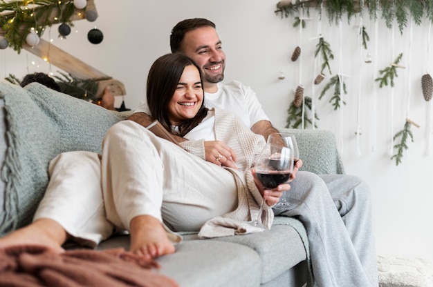 Couple appréciant le style de vie à la maison d'hiver