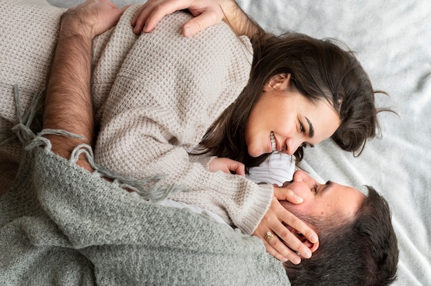 Couple appréciant le style de vie à la maison d'hiver