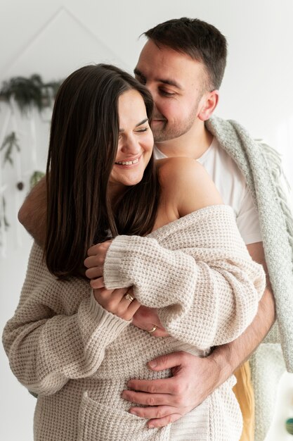 Couple appréciant le style de vie à la maison d'hiver