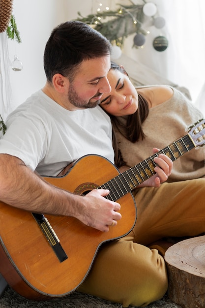 Couple appréciant le style de vie à la maison d'hiver