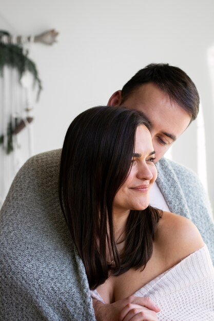 Couple appréciant le style de vie à la maison d'hiver