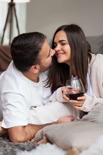 Couple appréciant le style de vie à la maison d'hiver