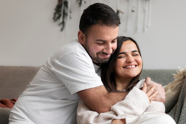 Couple appréciant le style de vie à la maison d'hiver