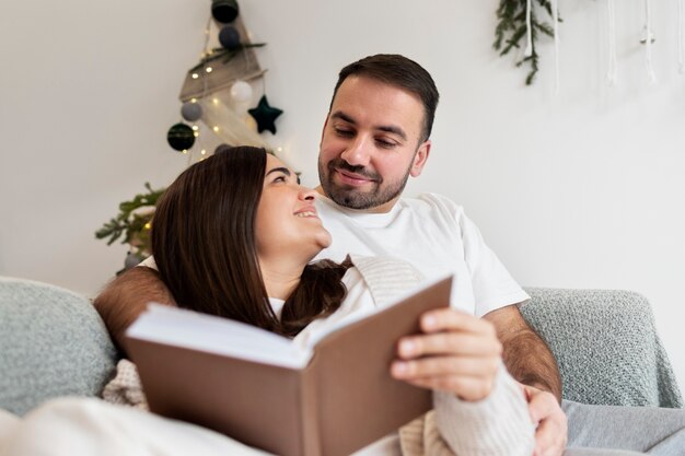 Couple appréciant le style de vie à la maison d'hiver