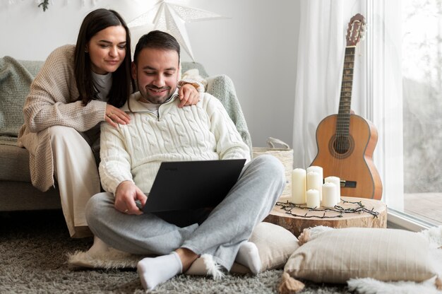 Couple appréciant le style de vie à la maison d'hiver