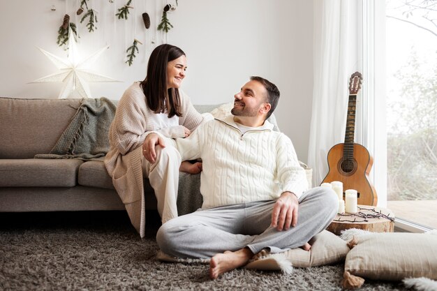 Couple appréciant le style de vie à la maison d'hiver