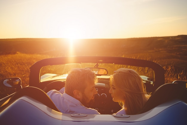 Couple, apprécier, coucher soleil, vacances