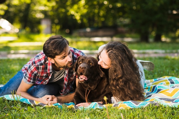 Couple, apprécier, pique-nique, à, leur chien, dans parc