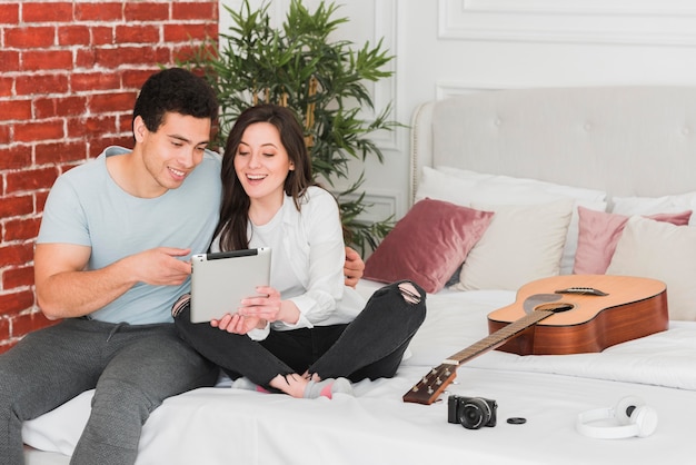 Couple, apprendre, ensemble, jouer, guitare