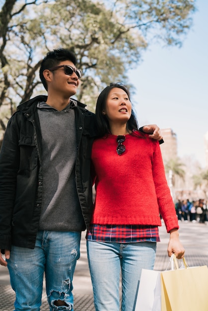 Couple asiatique marchant dans la ville.