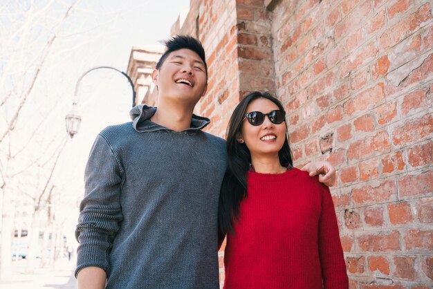 Couple asiatique marchant dans la ville.