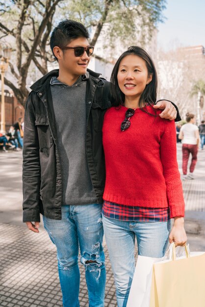 Couple asiatique marchant dans la ville.