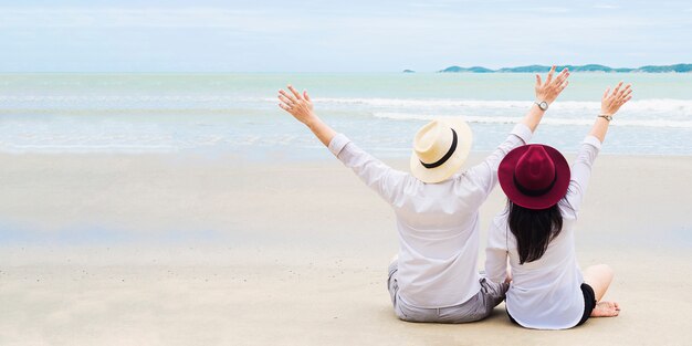 Couple asiatique sur la plage