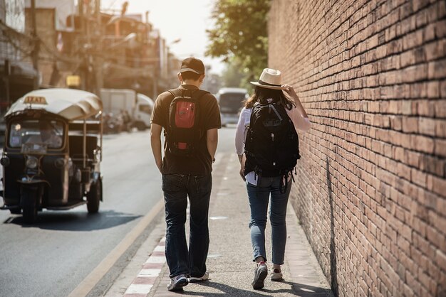 Couple asiatique, touriste, traverser route