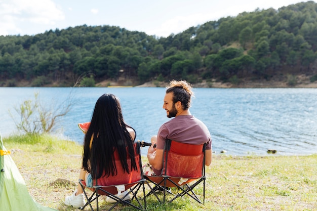 Couple assis sur la berge ensemble