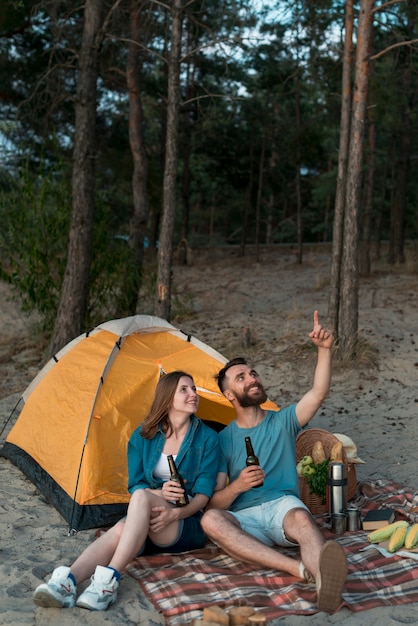 Couple Assis, Levant Les Yeux Au Ciel