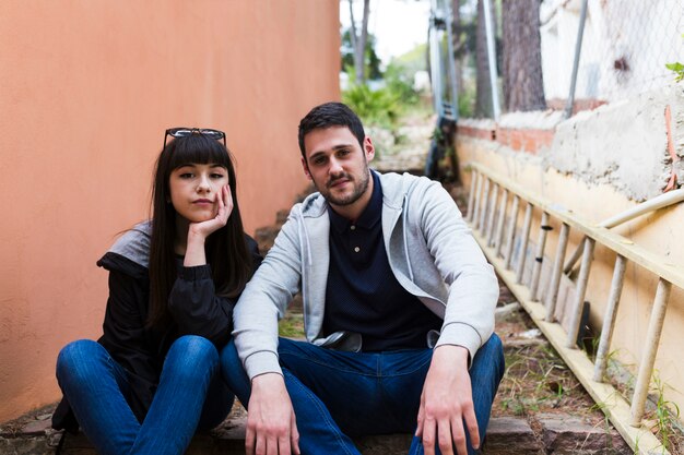 Couple assis sur les marches