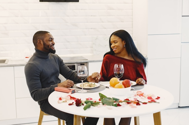 Photo gratuite couple assis à table, prendre un repas, parler et rire le jour de la saint-valentin