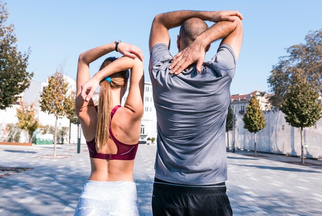 Couple, athlète, étirer, elle, mains, debout, dehors