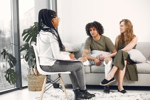 Couple en attente lors d'une réunion de conseil à domicile. Psychologue de visite de couple pour des conseils relationnels.