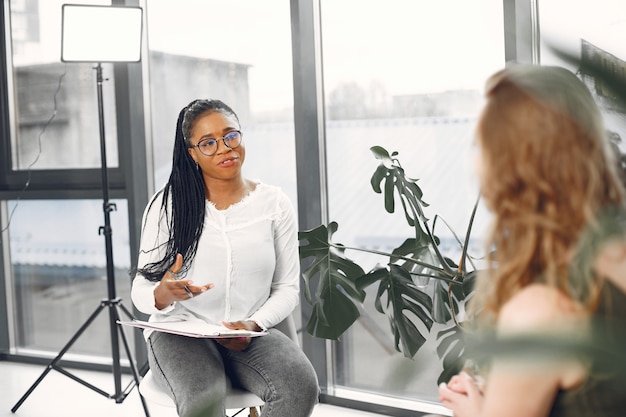 Couple en attente lors d'une réunion de conseil à domicile. Psychologue de visite de couple pour des conseils relationnels.