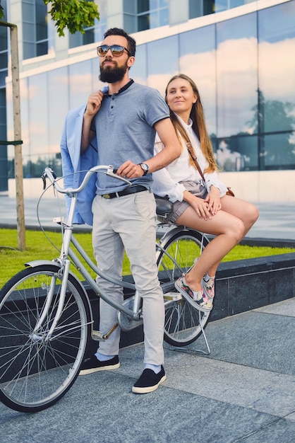 Couple attrayant à une date après une balade à vélo dans une ville.