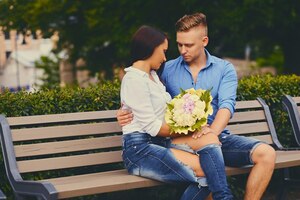 Photo gratuite couple attrayant à un rendez-vous. un homme offre un bouquet de fleurs à sa petite amie.