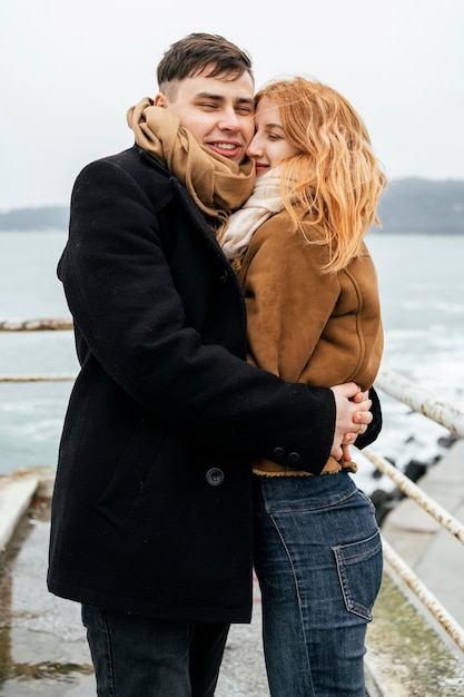 Couple au bord du lac en hiver