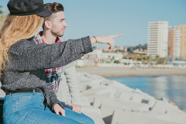 Photo gratuite couple au bord de la mer