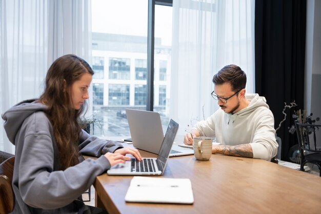 Couple au bureau travaillant ensemble depuis la maison