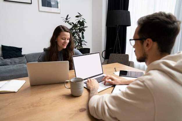 Couple au bureau travaillant ensemble depuis la maison