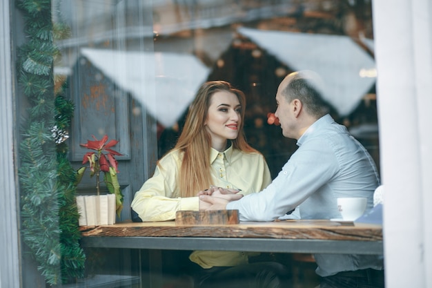 Couple au café